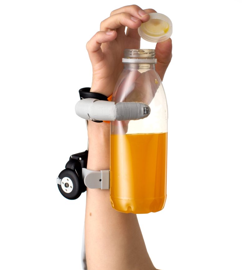 Terzo pollice robotico: nuovo strumento per potenziare le capacità umane 1 Il Terzo Pollice aiuta l'utente ad aprire una bottiglia. Credito: Dani Clode Design / The Plasticity Lab