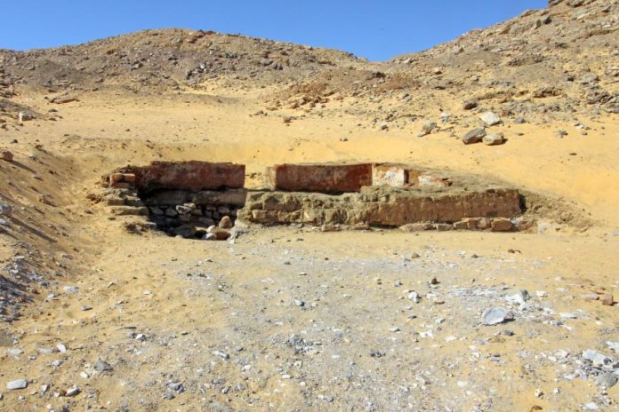 Tombe di Aswan: ritrovamento unico di 30 reperti