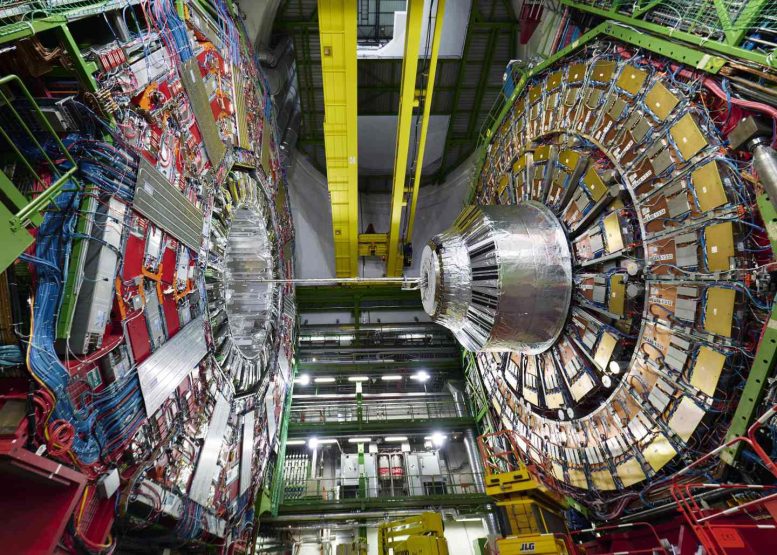 CERN: misurato l'angolo di miscelazione elettrodebole 1 I ricercatori dell'Università di Rochester hanno una lunga storia di lavoro al CERN come parte della Compact Muon Solenoid (CMS) Collaboration, tra cui aver svolto ruoli chiave nella scoperta del bosone di Higgs nel 2012. Crediti: Samuel Joseph Hertzog; Julien Marius Ordan