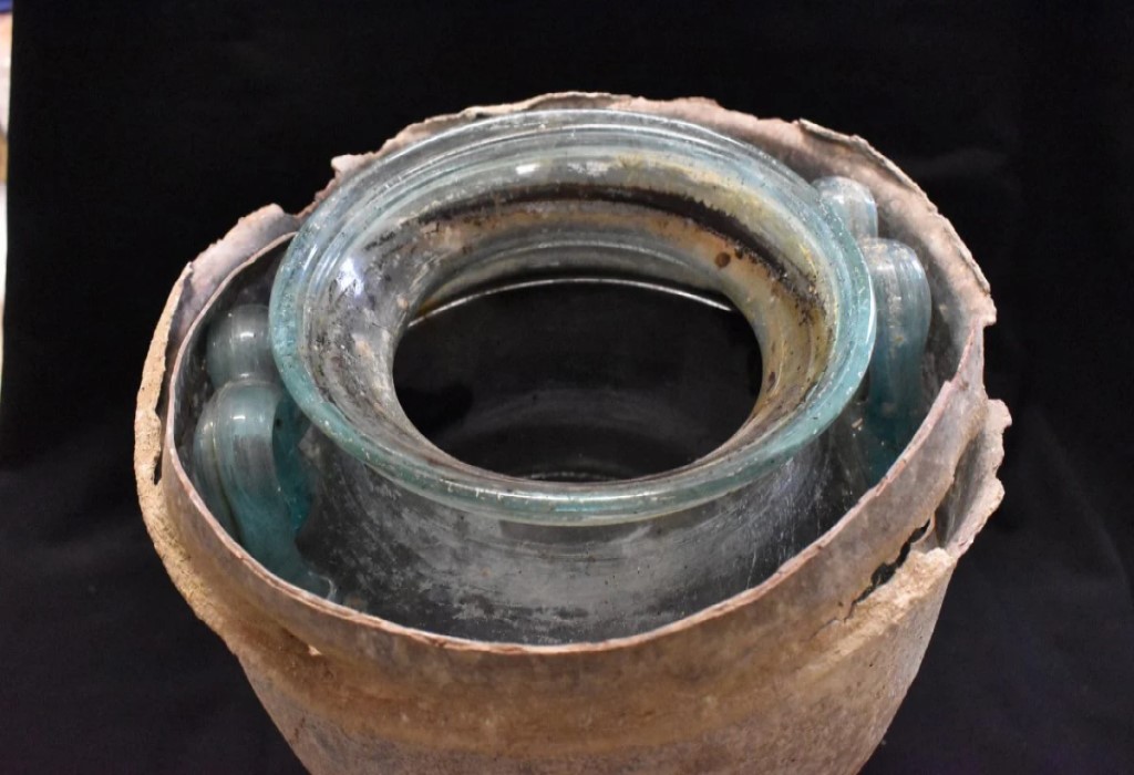 Scoperto il vino più antico al mondo: un tesoro di 2.000 anni 1 Il vino nel bicchiere. Credito: Juan Manuel Román
