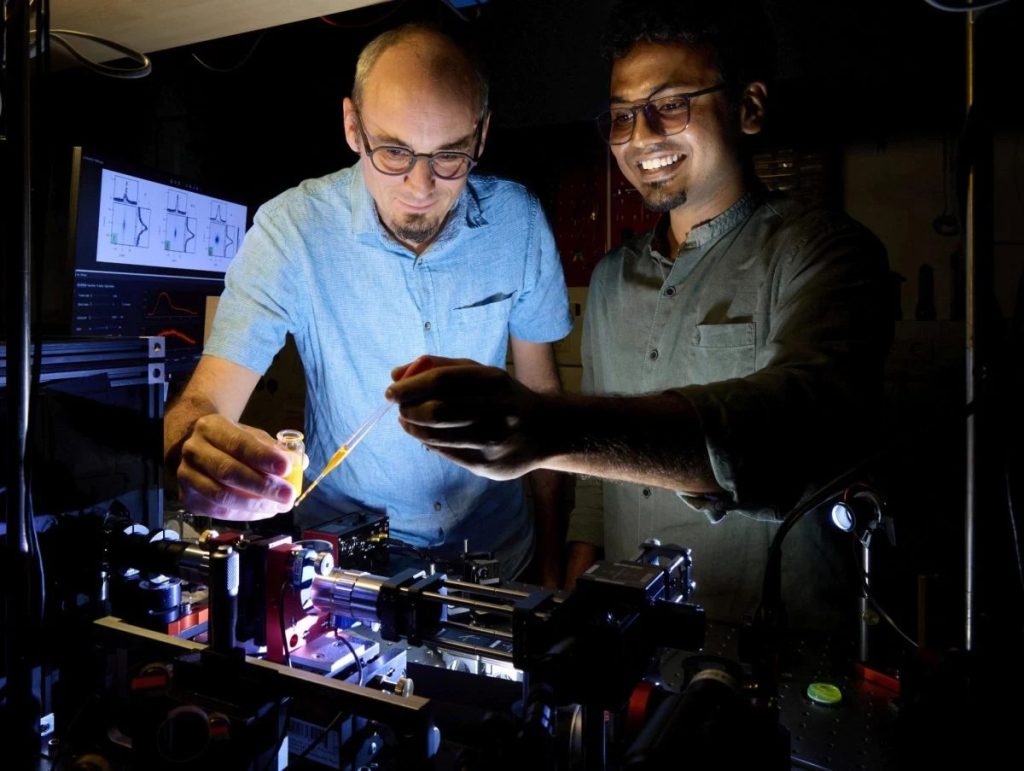 Gas di fotoni unidimensionale: una nuova forma di materia 1 Riempimento del microrisonatore con la soluzione colorante per raffreddare i fotoni. Credito: Volker Lannert/Università di Bonn