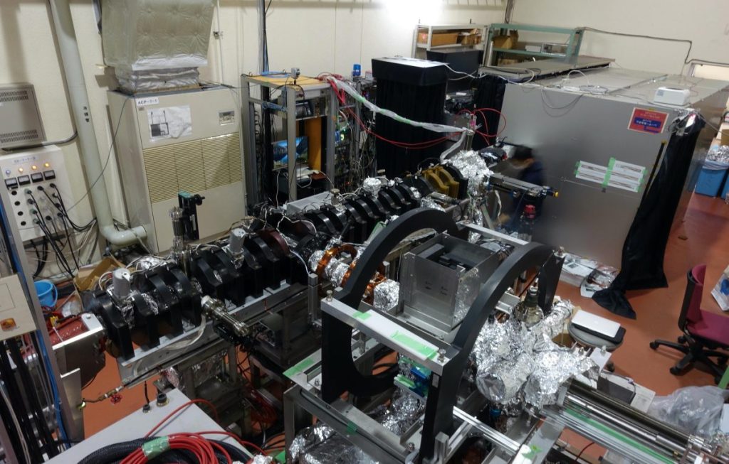 Positronio raffreddato: un passo verso l'antimateria 1 Per creare il positronio, servono prima i positroni, che vengono creati in un acceleratore di particelle. Questo apparato è dove i positroni dell'acceleratore vengono raccolti per combinarsi con gli elettroni e formare il positronio. Credito: ©2024 Yoshioka et al. CC-BY-ND