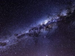 Zwicky 8338: misteriosi flussi di gas a 670 milioni di anni luce