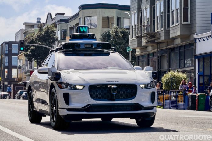 Uno scontro tra robotaxi rivela i pericoli dell'intelligenza artificiale