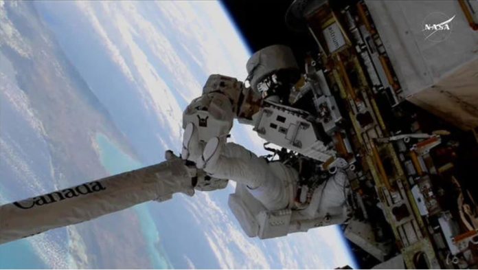 Gli astronauti della Starliner festeggiano il 239º giorno in orbita con un intervento di manutenzione in EVA