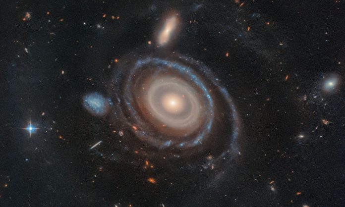La galassia Bullseye: quando l'Universo crea 9 anelli di stelle
