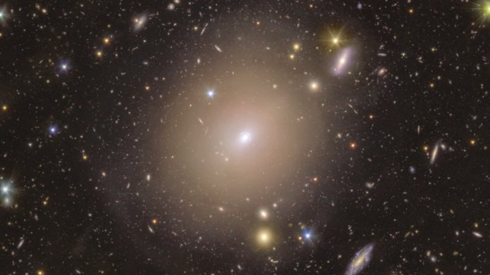 Scoperto un anello di Einstein: Euclid svela un raro fenomeno cosmico e apre una finestra sull'Universo oscuro
