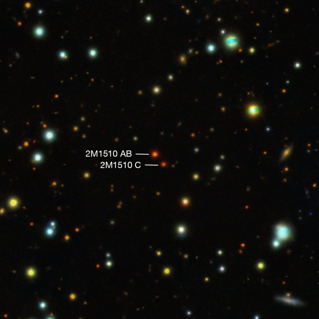 Sorpresa! Gli astronomi trovano un pianeta su un'orbita perpendicolare intorno a una coppia di stelle 1 Sorpresa! Gli astronomi trovano un pianeta su un'orbita perpendicolare intorno a una coppia di stelle