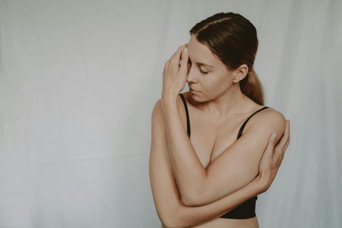 Il dolore cronico che la medicina non vede: una donna su sette soffre di vulvodinia