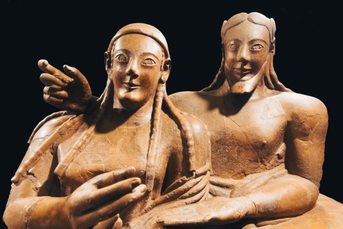 Il sarcofago degli sposi: un restauro a porte aperte al museo di Villa Giulia