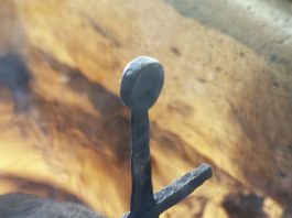Ritrovate 2 spade con svastica pre-nazista in una necropoli celtica di 2300 anni fa