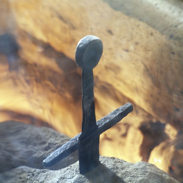 Ritrovate 2 spade con svastica pre-nazista in una necropoli celtica di 2300 anni fa 1 Ritrovate 2 spade con svastica pre-nazista in una necropoli celtica di 2300 anni fa