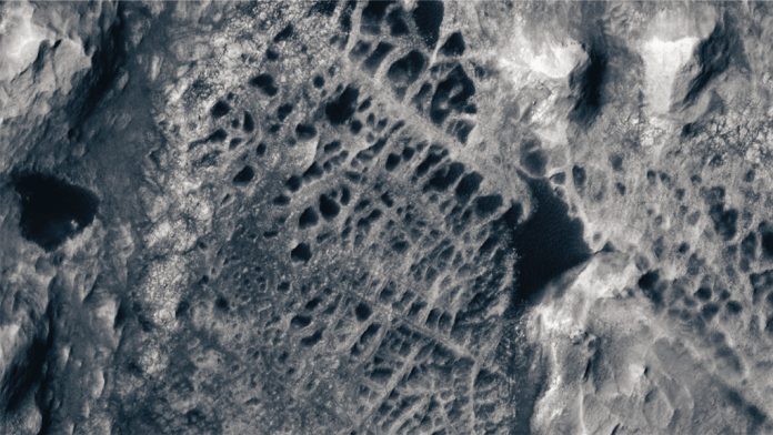 Rilevate su Marte gigantesche strutture simili a ragnatele