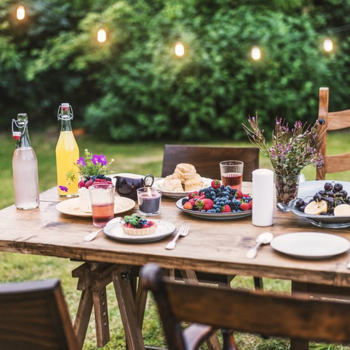 5 idee per apparecchiare la tavola in giardino all’insegna del design