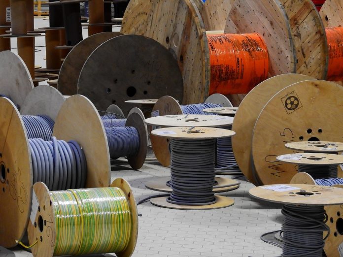 Avvolgicavo per l'industria: guida tecnica alla scelta tra modelli a molla, motorizzati e manuali