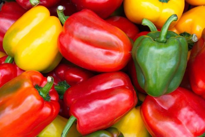 Il “complotto” dei peperoni: da un tweet a una teoria della cospirazione globale sull’ortofrutta