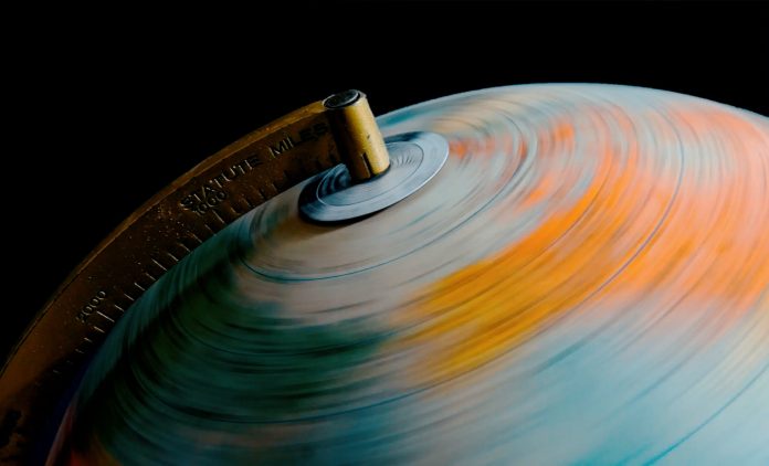 Rotazione terrestre: l’enigma del giorno lungo 19 ore che ha sfidato la fisica
