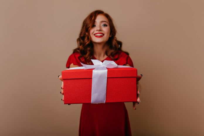 Regali di Natale 2025 per lei: l’eleganza consapevole che fa la differenza