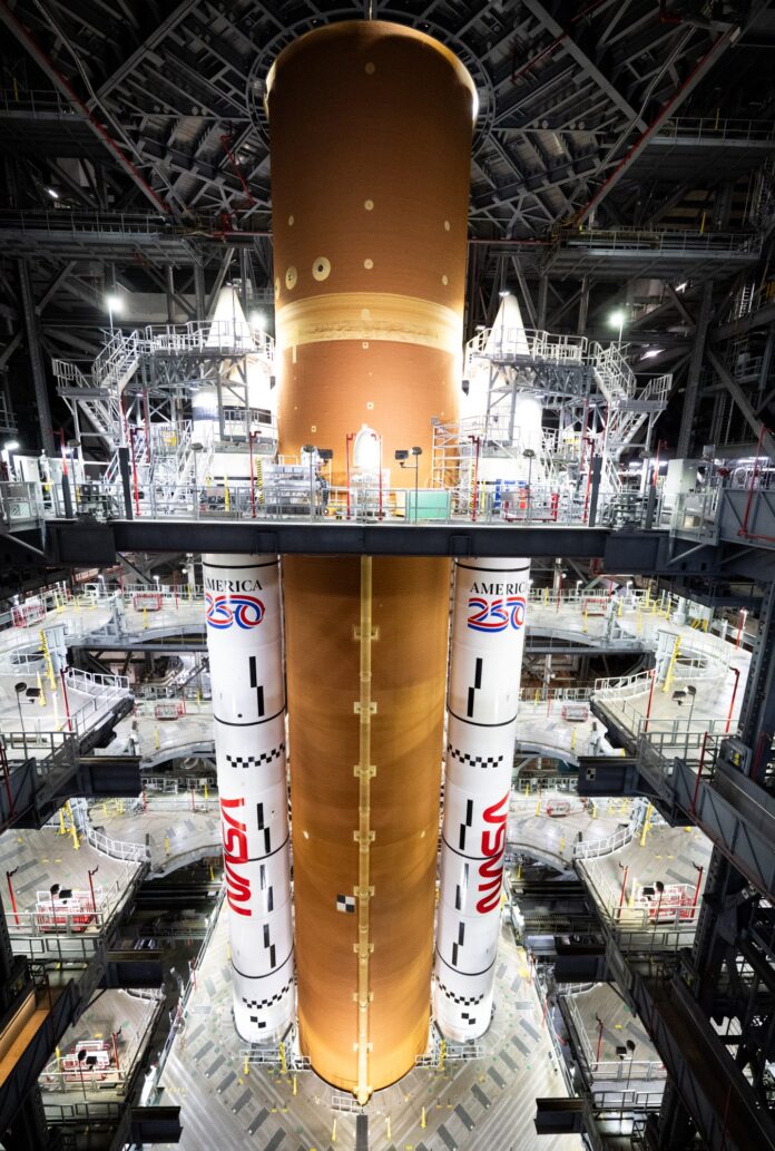 Artemis II: rollout del vettore SLS per le verifiche pre-lancio