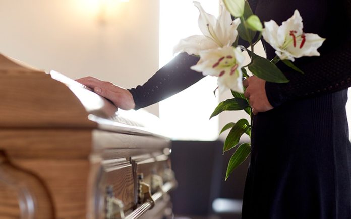 Organizzare un funerale: le decisioni fondamentali da prendere con calma e consapevolezza