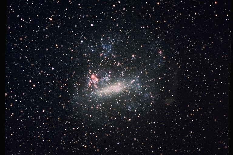 Phoebe: Un buco nero primordiale o un pianeta errante dietro l'anomalia del 2019?