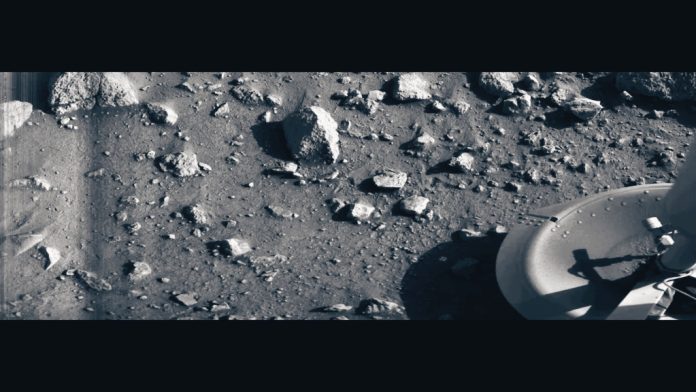 Quella che a un primo sguardo potrebbe apparire come una comune fotografia monocromatica di alcune formazioni rocciose costituisce in realtà la primissima immagine mai impressa direttamente sulla superficie di Marte. Nelle prime ore mattutine del 20 luglio 1976, il lander della NASA denominato Viking 1 toccava il suolo marziano, inaugurando ufficialmente il primo sbarco pienamente coronato da successo sul Pianeta Rosso. Tale ricorrenza, celebrata proprio in questo cinquantennale, ha impresso una svolta epocale nella storia dell'esplorazione spaziale, permettendo all'umanità di osservare per la prima volta la reale conformazione geologica di un mondo extraterrestre.
